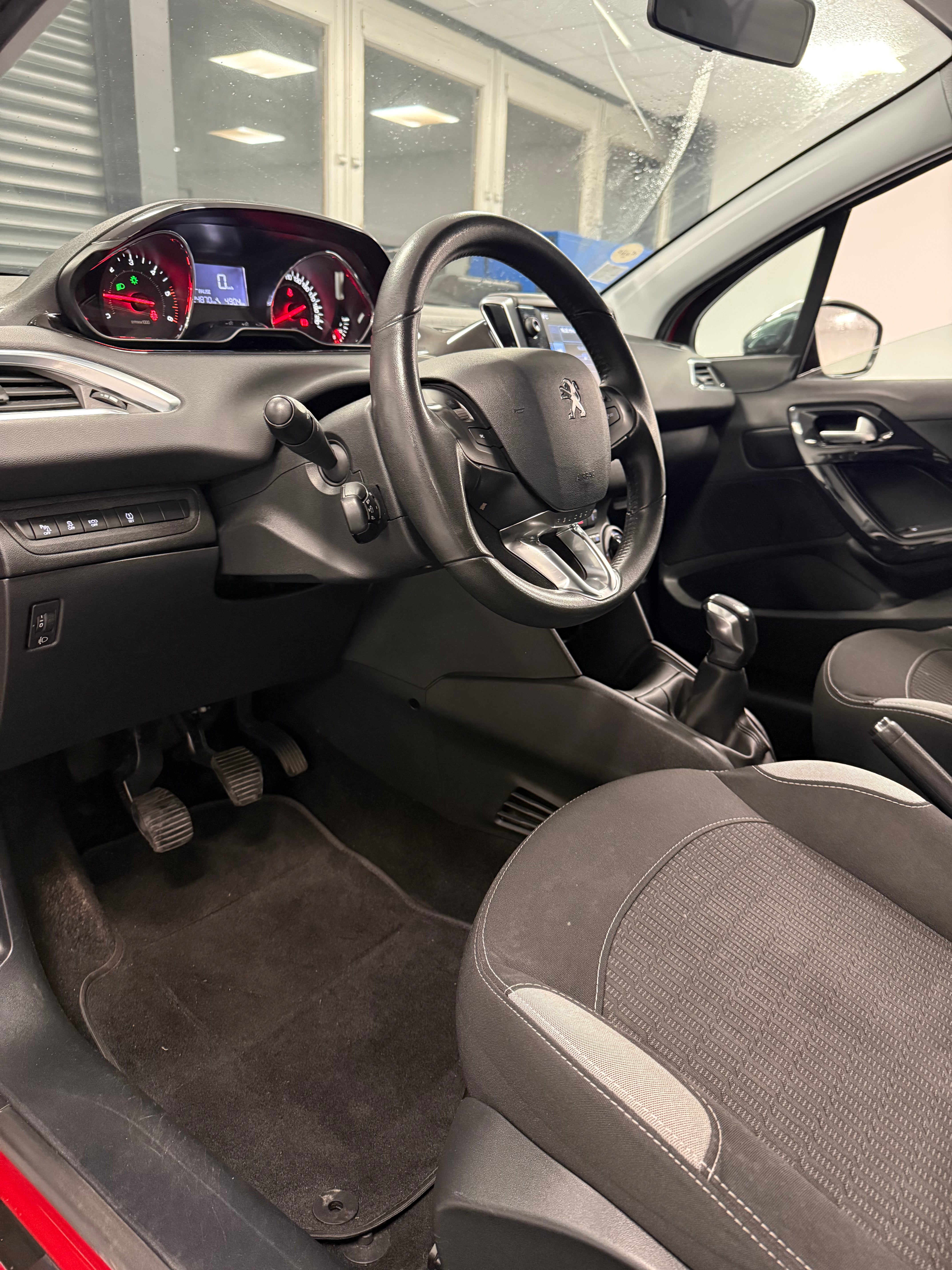Peugeot 208 1.6 HDi 92ch – 2014 – Diesel – Économique et fiable