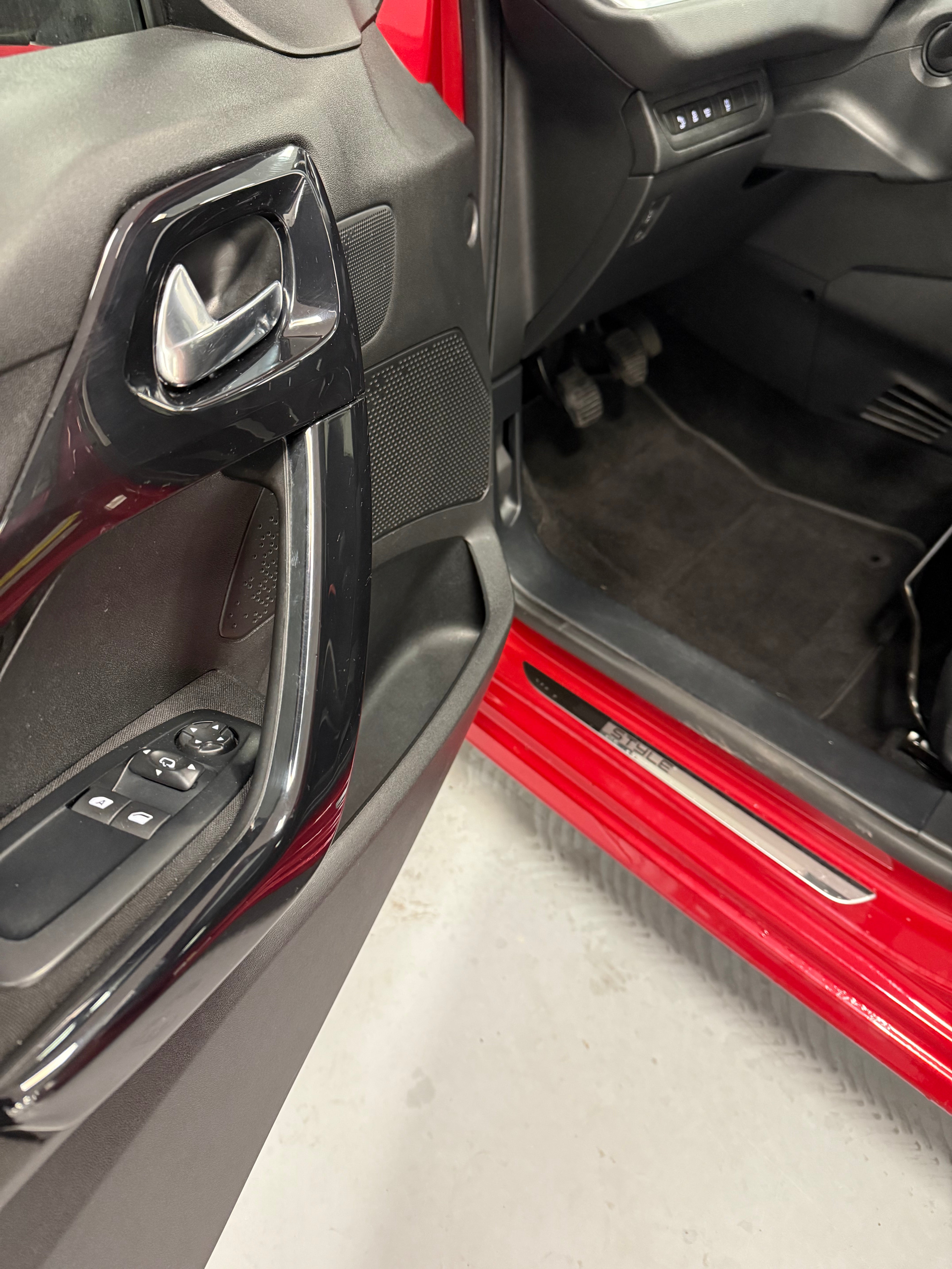 Peugeot 208 1.6 HDi 92ch – 2014 – Diesel – Économique et fiable