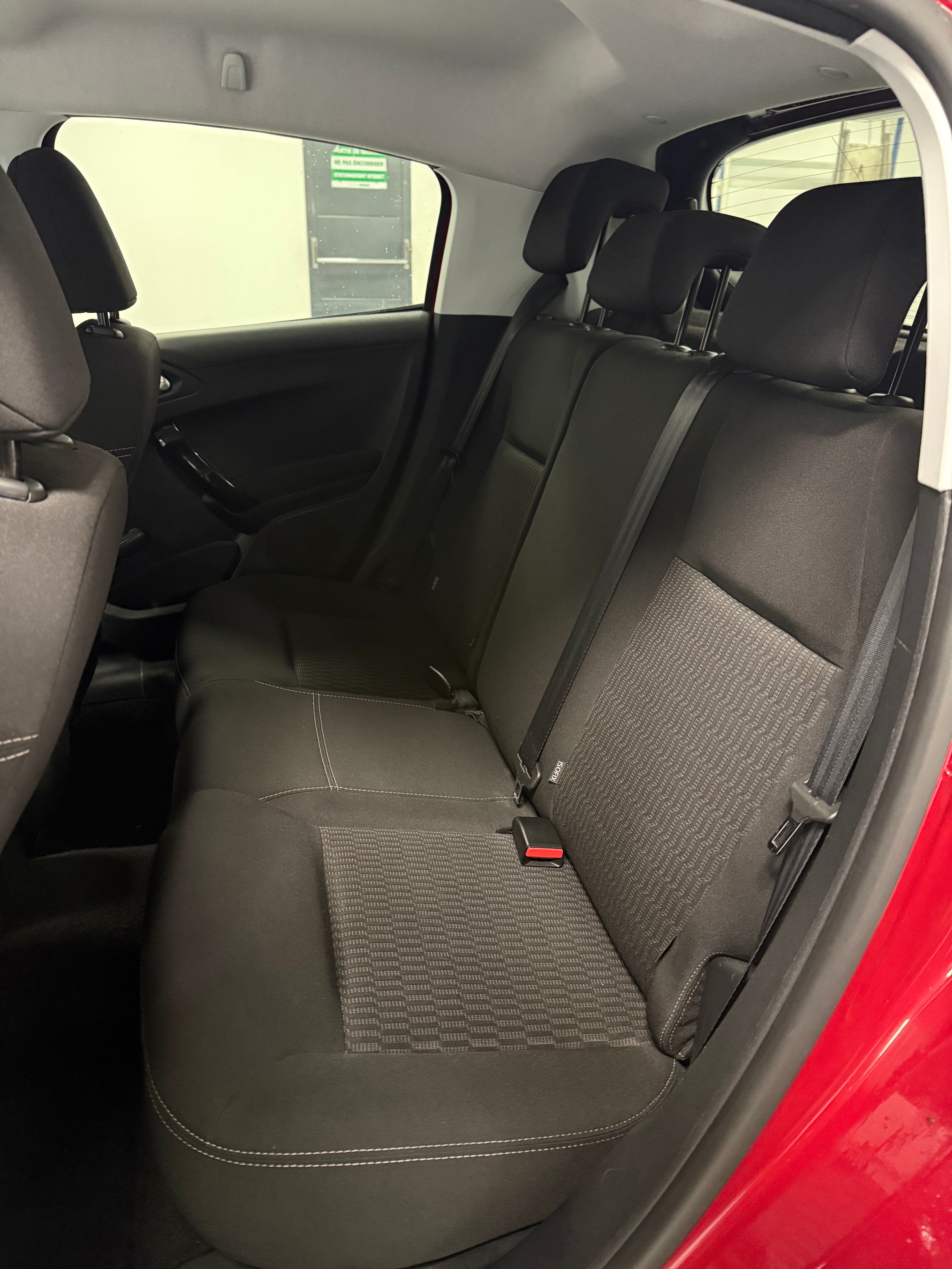 Peugeot 208 1.6 HDi 92ch – 2014 – Diesel – Économique et fiable