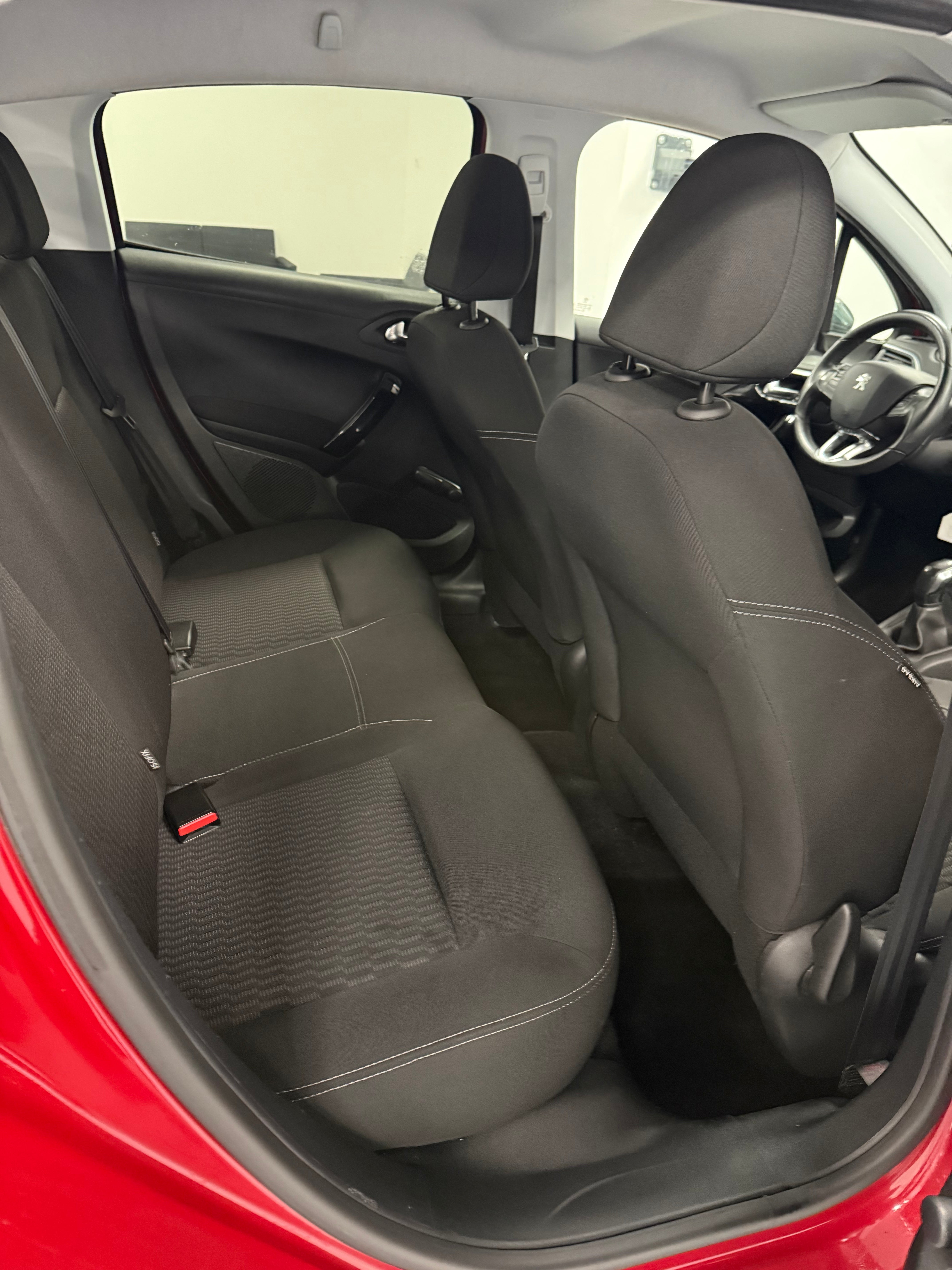 Peugeot 208 1.6 HDi 92ch – 2014 – Diesel – Économique et fiable