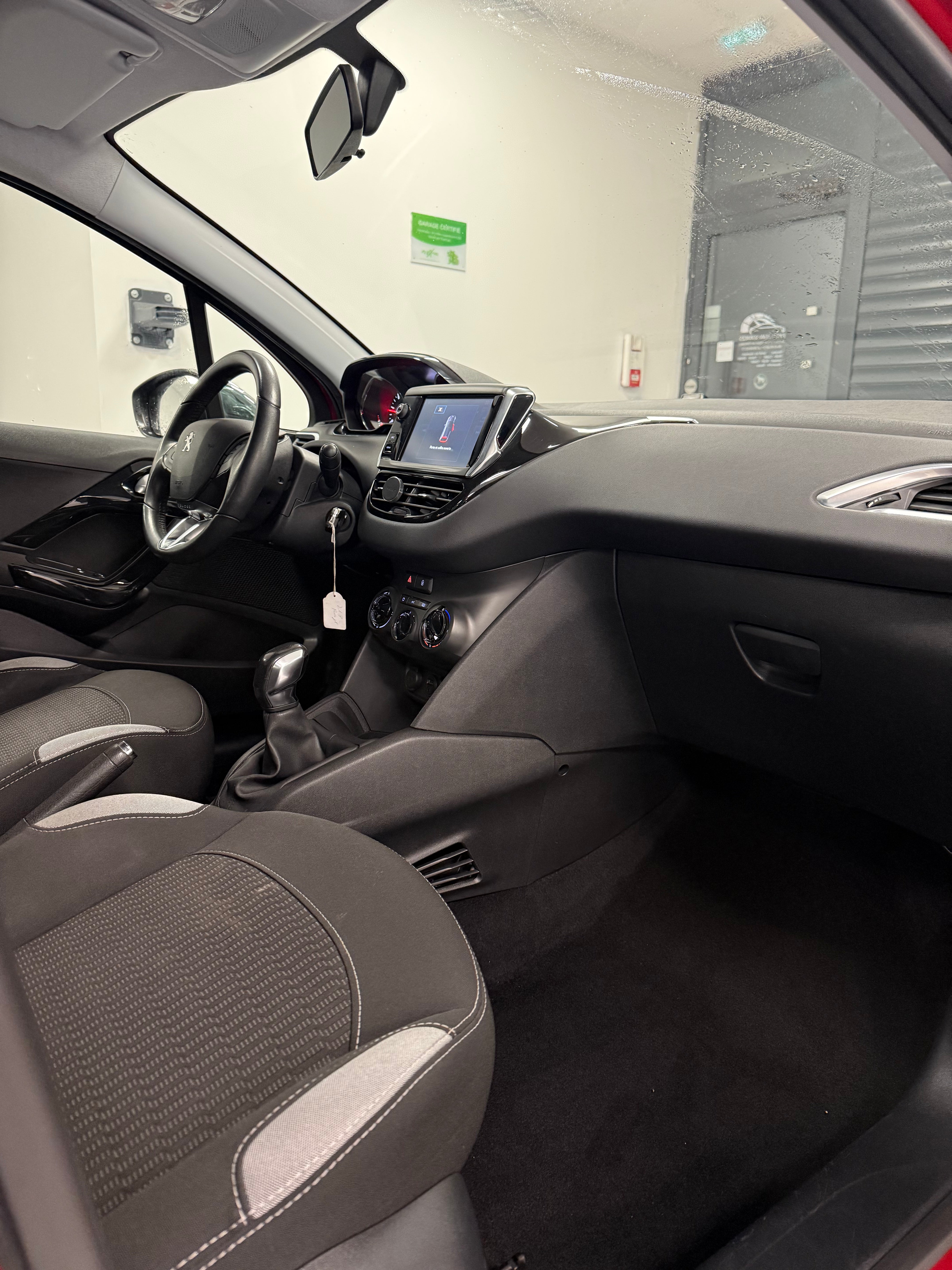 Peugeot 208 1.6 HDi 92ch – 2014 – Diesel – Économique et fiable